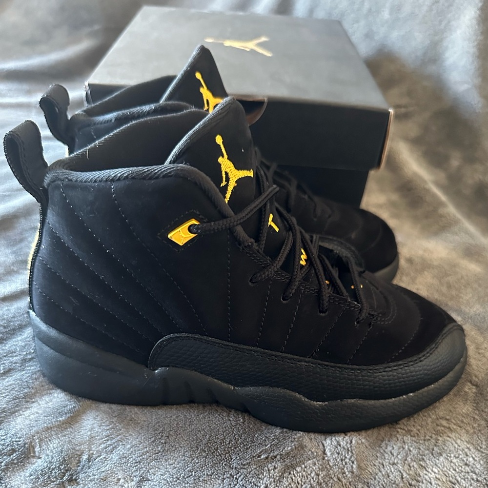 Little kids Jordan 12 Retro sneakers